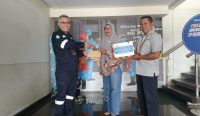PT TIMAH Tbk menyerahkan bantuan untuk Rendi, seorang lansia warga Dusun IV Ranggam, Desa Belo Laut, yang saat ini berstatus terlantar dan memiliki riwayat penyakit serius.