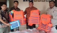 Dukung Keselamatan Nelayan, PT Timah Salurkan Puluhan Life Jacket di Karimun
