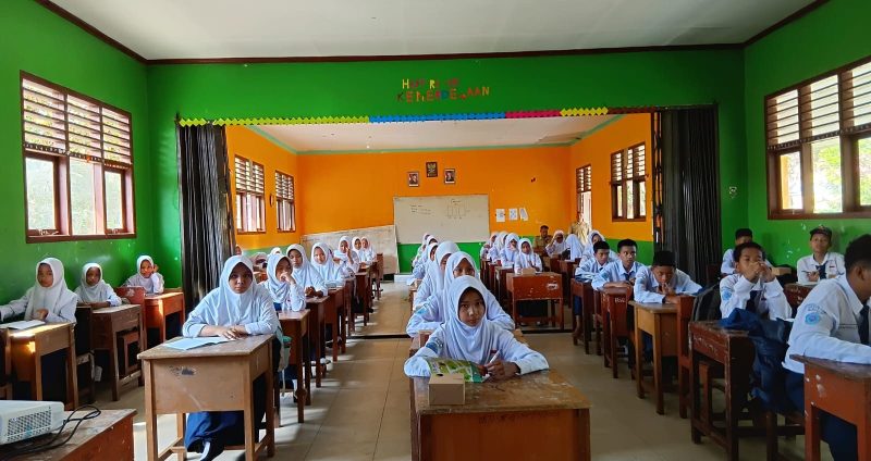 BANGKA SELATAN, TIMELINES.ID – SMP Negeri 1 Tukak Sadai, Bangka Selatan menggelar workshop literasi bagi siswa dan guru.Kegiatan yang mengangkat tema “Dari Kata Menjadi Karya Bermakna dibuka langsung oleh Kepala SMPN 1 Tukak Sadai, Ponco Hardiyanto.
</p>
<!-- CONTENT END 1 -->
					    	</div>
														<div class=