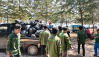 Ratusan Relawan Bersih-Bersih Pantai Karang Mas Air Anyir