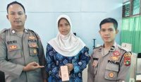 Polisi Dampingi Siswa SMPN 3 Mentok Daftar ke SMA Kemala Taruna Bhayangkara