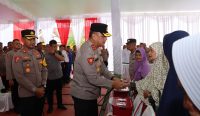 Kunjungi Polres Babar, Kapolda Salurkan Bansos ke Masyarakat Kurang Mampu