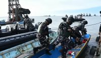 2 KRI TNI AL dan Helikopter TNI AU Tangkap Penyelundupan Timah di Belinyu
