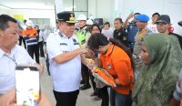 Berkah HUT ke-25 Babel, Gubernur Hidayat Arsani Bagikan Sembako kepada Pekerja di Pelabuhan