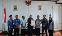 Pemkab Basel Terima Sertifikat IG Nanas Bikang dari Kanwil Hukum dan HAM Babel