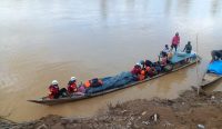 Mengarungi Sungai, Tim ERG PT Timah Antarkan Bantuan Logistik untuk Korban Banjir di Aceh Tamiang