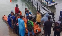 Seorang nelayan Lingkungan Paritpekir Sungailiat, Hasanuddin (45), dikabarkan meninggal dunia setelah tersambar petir saat sedang melaut di perairan Karang Langkore, Sabtu (6/12/2025).