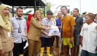 PT Timah Distribusikan Bantuan Pangan untuk Masyarakat Terdampak Banjir Rob di 3 Kabupaten