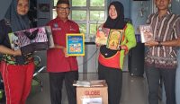 Dukung Minat Baca, Pj Kades Serahkan Bantuan Buku ke Perpustakaan Desa Tiram