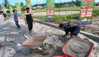 Warga Desa Perlang Gotong Royong Semen Bahu Jalan, Jaga Aset Pemda Bangka Tengah