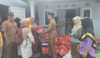 177 Warga Kurau Barat Terdampak Banjir Rob Terima Bantuan Sembako dari Pemkab Bangka Tengah