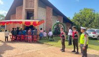 Personel Polres Bangka Selatan melakukan pengamanan ibadah Natal di salah satu gereja di Toboali. (Foto istimewa)