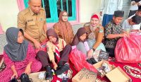 Wabup Debby Serahkan Bantuan Sandang bagi Anak Yatim di Desa Sidoharjo