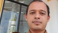 Menulis dapat diartikan dengan membuat huruf, angka, dan sebagainya. Menggoreskan pena kemudian bisa melahirkan pikiran atau