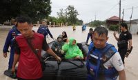 Air Banjir Capai 1 Meter Rendam Rumah Warga, Polres Bangka Tengah Sigap Lakukan Evakuasi
