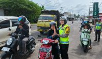 Bagikan Helm dan Cokelat, Cara Humanis Satlantas Polres Basel pada Operasi Keselamatan Menumbing 2026