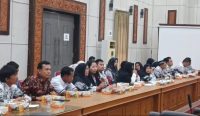 Puluhan Guru Ngadu ke DPRD Babar: Gaji Telat 2 Bulan dan Tuntut Kesetaraan