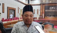 Wakil Ketua Komisi I DPRD Bangka Barat, Deddi Wijaya memberikan tanggapan terkait tuntutan para Guru dan Tenaga Kependidikan (GTK) usai melakukan