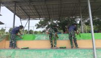 Personel Satgas TMMD ke-127 Kodim Bangka Selatan mengecat tribun sepak bola Desa Penutuk. (Foto istimewa)