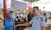 Usai Serahkan Bantuan, Markus Borong Takjil di Lokasi Bazar Ramadan Eks Golf