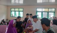 Mustahik dan Dhuafa Desa Penyamun Terima Bantuan Zakat Pemprov Babel