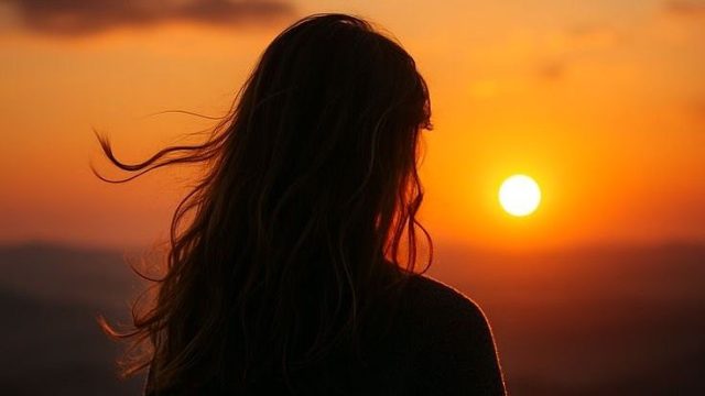 Asmara sekolah? Kisahnya memang sedikit kalbu Namun tak membuat hal itu berdebu Dimana hati yang kian menggebu Kini tengah menggumpal menjadi satu Aku tertegun dengan dirinya yang begitu sempurna Dengan senyuman merekah yang ia punya Tanpa celah, membuat ia tampak begitu indah Hingga mampu membuat ku terpesona Ternyata seperti ini ya rasanya? Jatuh cinta pada manusia lengkara yang sulit digapai Namun mungkin inilah sebuah meraki Yang ku pikir hanya sebatas angan mendapati Aku begitu senang melihatnya dalam diam Karna hal itu bisa membawa ku ke dalam rasa yang begitu niskala Dengan sejuta rasa yang aku miliki sekarang Kini mampu membuat ku seindah sandykala yang tenang di ujung saujana