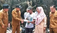 Korban kebakaran yang menghanguskan rumah milik Amir (45) dan Lina (41) di Desa Lubuk Besar, Kecamatan Lubuk Besar, telah menerima