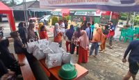 Bupati Algafry dan Kades Perlang Salurkan 150 Paket Sembako untuk Lansia hingga Guru Ngaji