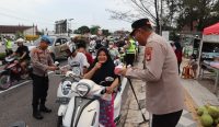 Semarak Ramadan 1447 H, Polres Bangka Tengah Bagi Takjil ke Pengguna Jalan