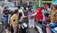 PMI dan PMR Basel Bagi-Bagi Takjil ke Pengendara di Himpang Lime Habang
