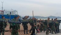 Tembus Jalur Laut, Satgas TMMD ke-127 Geser Material dan Pasukan untuk Sukseskan Upacara Penutupan di Pulau Lepar