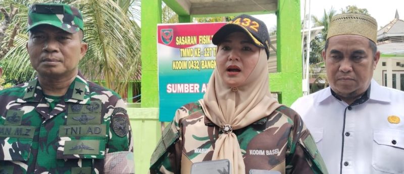 Matahari baru saja meninggi di ufuk timur saat deru mesin ekskavator memecah keheningan di Desa Penutuk, Pulau Lepar. Di balik kemudi, para prajurit TNI bersama warga