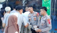 Saat Iptu Rusdi, Ipda Juanda dan Ipda Candra Bagikan Takjil Gratis kepada Pemudik