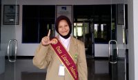 Di setiap balik deretan buku yang kini ia genggam, tersimpan perjalanan panjang penuh proses dari Putri Rahmawati, mahasiswa Universitas