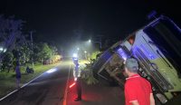 Brak! Truk Muatan 20 Ton Cangkang Sawit Terjungkal di Arung Dalam