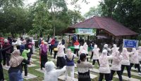 Di Bawah Rindangnya Pepohonan, PT Timah Ajak Masyarakat Hidup Sehat Lewat Senam Bersama