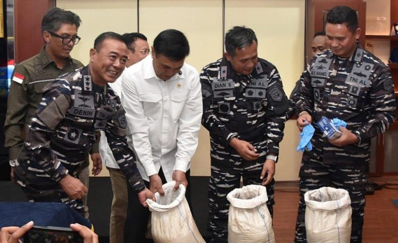 TNI AL Tangkap 16 Ton Timah Ilegal asal Kepri