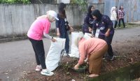 Cece Dessy Pimpin Langsung Aksi Warga Air Salemba Perangi Banjir