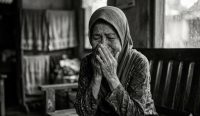 Di sudut sunyi yang dingin membeku, Kabar duka bergulir, mengetuk pintu demi pintu. Namun di ruangan itu, sang penguasa diam membatu, Menyimpan dendam lama yang kini membusuk jadi tabu. Dahulu mereka kawan seiring jalan, Kini benci telah beralih rupa menjadi permusuhan.