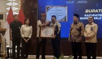 Bupati Riza Herdavid Terima Penghargaan Dukungan Pembentukan Posbankum