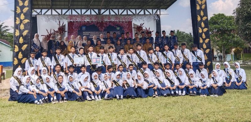 Di Hari Kelulusan, Siswa Kelas 9 SMPN 1 Pulau Besar Luncurkan 2 Buku Antologi Cerpen
