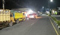 Antrean panjang kendaraan yang berburu Bahan Bakar Minyak (BBM) jenis solar di Stasiun Pengisian Bahan Bakar Umum