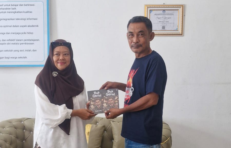 Perkuat Literasi Sekolah Bangka Tengah, Pahlivi Syahrun Sumbang Buku "Buk Geriul" 