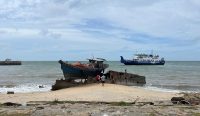 Kapal Logistik Rusak Mesin, Terdampar di Atas Bangkai Kapal Bersejarah Van de Parra