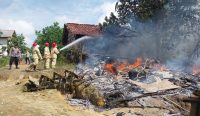 Petaka Charger HP: Rumah di Sungai Daeng Mentok Hangus Terbakar