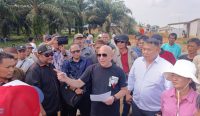 Ketua DPRD Babel Didit Sri Gus Jaya dan rombongan meninjau langsung jalan menuju kebun warga Desa Nangka yang ditutup oleh PT Bukit Palma Prima. (Foto istimewa)