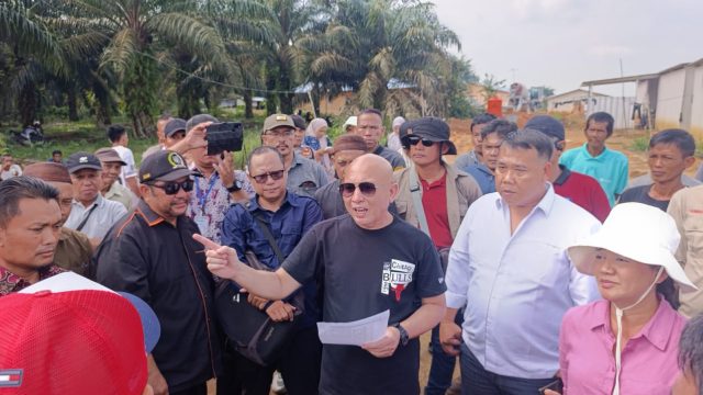 Ketua DPRD Babel Didit Sri Gus Jaya dan rombongan meninjau langsung jalan menuju kebun warga Desa Nangka yang ditutup oleh PT Bukit Palma Prima. (Foto istimewa)