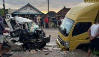 Begini Kronologi Pick Up Bermuatan Ikan Tabrak Truk di Mendobarat: 1 Penumpang Tewas