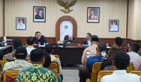 Ketua DPRD Babel, Didit Srigusjaya, usai memimpin rapat dengar pendapat (RDP) bersama perwakilan warga Desa Puput, Kades, dan sejumlah dinas terkait di ruang Banmus DPRD Babel, Kamis (18/6/2026).