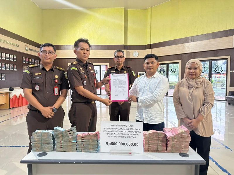 Herman Fu Kembalikan Rp500 juta Kerugian Negara ke Kejari Bateng